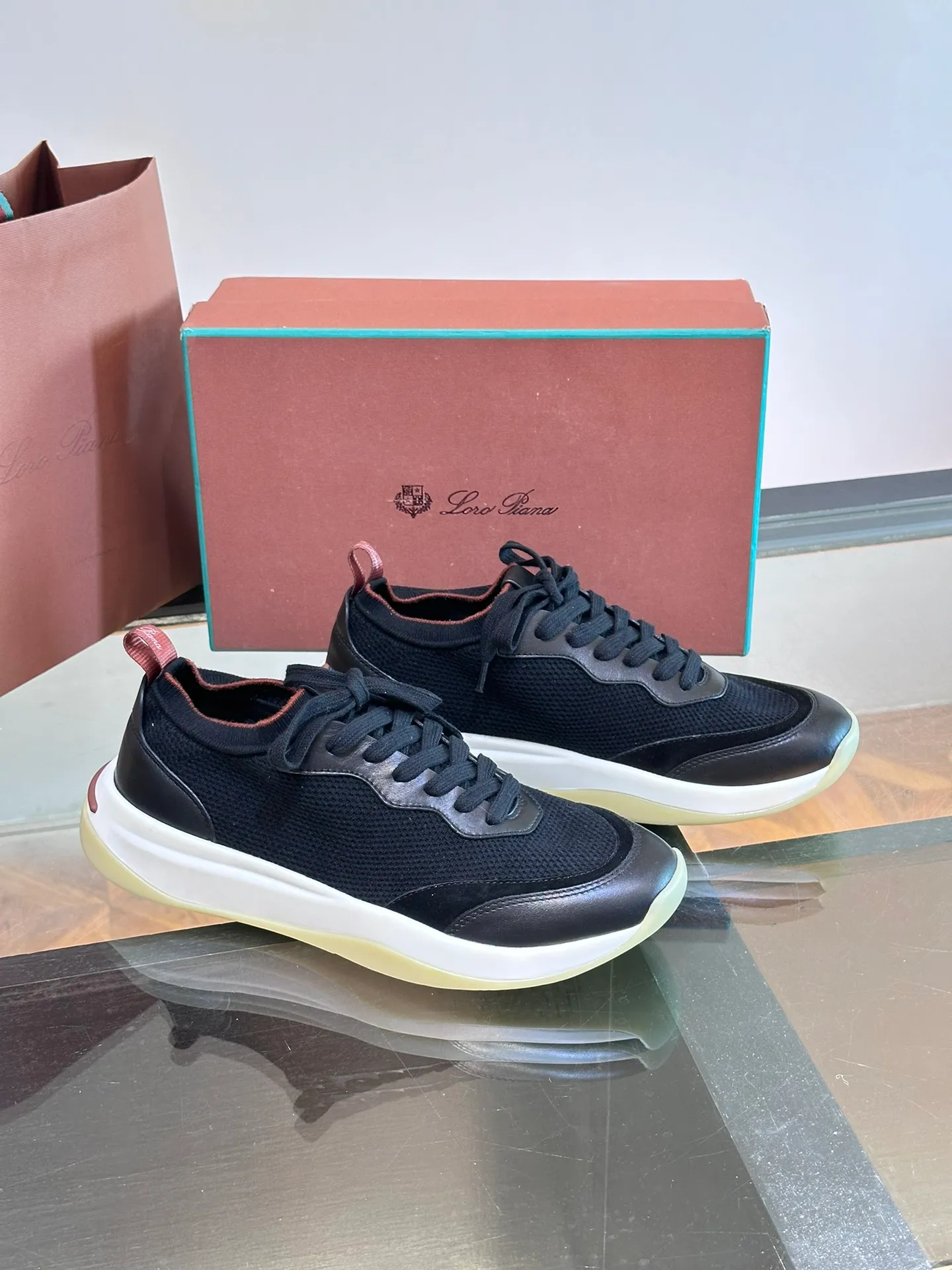 Factory price: 500💰Loro men's shoes💰iana/nuoyoupiana 410 L men's shoes💰 Walk Wish men's sneakers. This sneaker redefines the iconic 360 L men's shoes from a modern perspective💰, using a new shape and a wider silhouette design to create an extraordinary comfortable wearing experience. The ultra-light sole creates a charming modern aesthetic, with a classic slip-on construction and extra laces to wrap your foot for comfort. Smooth calfskin and wool pique knit uppers are paired with a combination suede calfskin lining and logo calfskin foot pads for ultimate comfort and breathability. The toe is inlaid with soft suede embellishments, the heel has contrasting line details, and is matched with an EVA foam and rubber outsole. The upper foot is light, soft and shock-absorbing, making it suitable for daily wear in all seasons. Comes with a full set of original packaging and complete information! Size: 39-44 (45, 46 can be customized)